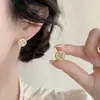 Pendientes pequeños únicos de estilo francés para mujer, accesorios para orejas de metal, pendientes de nicho para mujer, nuevo modelo popular 2026 con un toque de alta gama