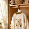 Lindo colgador de ropa con forma de fantasmita, modelo para el hogar, nuevo diseño 2026, sin costuras, previene marcas en los hombros, adecuado para colgar ropa en dormitorios estudiantiles