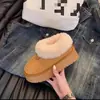 Botas de nieve cortas de moda para mujer, zapatos de felpa gruesos y forrados de vellón para invierno, nuevo estilo 2026, de suela gruesa, cálidos, slip-on de algodón