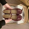 Zapatos de tacón grueso Mary Jane plateados con lazo 2026 Nuevo estilo de hada Boca poco profunda Adelgazantes Temperamento Versátiles Zapatos pequeños de cuero