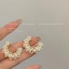 Brincos em forma de C com contas de flor retrô de pérola francesa branca pura, brincos elegantes de fada de luxo acessíveis e de alta qualidade