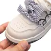 Padrão de desenho bordado no cabedal, laço de fita, tênis versáteis e estilosos para meninos e meninas, sapatos infantis para o início do outono de 2026