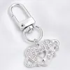Lujo Ligero Chapado en Oro Full Diamante Charm Hebilla en Forma de D Colgante Hueco en Forma de Corazón Accesorios para Bolsos Llaves Fábrica Stock Mayorista