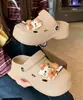 2026 Nuevos Zuecos de EVA con Suela Gruesa para Mujer con Linda Decoración de Gato de Dibujos Animados, Zapatos de Jardín de Uso Bidireccional, Venta al por Mayor de Fábrica