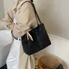 Bolsa Grande Capacidade Transfronteiriça Feminina 2025 Nova High-End Retro Ombro Outono e Inverno Versátil Bolsa de Ombro Feminina