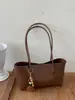 Bolsa de Hombro Única de Alto Valor para Comercio Exterior Nueva Moda Femenina Super Caliente Bolso Tote Retro Gran Capacidad para el Viaje Diario Versátil Bolso de Axila