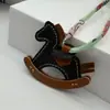 Nuevo Colgante para Bolso Caballo Mecedora Colorblock Exquisito Pañuelo de Seda Coreano Adorno de Caballo Mecedora Exquisito de Nicho Colgante Pequeño Caballo Carruaje