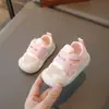 Zapatos de caminar huecos para bebé niño 2025 verano nuevo estilo para niña, zapatos de malla finos para niños, zapatos para bebé con suela suave