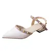 Zapatos de tacón alto de moda para mujer con remaches, tacones gruesos, zapatos de salón elegantes, nuevos zapatos pequeños de cuero versátiles para primavera 2026 que no cansan los pies