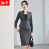Traje de Instrutora: Traje de Professor para Provas de Arte, Roupa de Trabalho para Transmissão e Apresentação, Coleção Outono 2026, Terninho Cinza Profissional com Saia