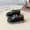 Sapatos de Couro Infantis 2025 Outono Novo Estilo Coreano Sapatos de Princesa com Velcro para Meninas Solado Macio Moda Sapatos Individuais