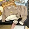 Camiseta Base Gruesa Cálida de Invierno Nueva para Niños, Cuello Medio Alto Versátil para Niños, Engrosada con Forro Polar de Otoño e Invierno