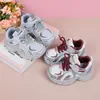 Zapatillas deportivas para niños 2026 primavera y otoño nuevo popular moda tendencia suela blanda papá casual cómodas zapatillas