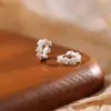 Pendientes de Flor de Rosa de Plata de Ley 925, Dulces y Elegantes, Estilo de Nicho de Alta Gama, Pendientes Florales con Temática de Bosque, Joyería Amigable con los Oídos para Mujeres