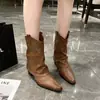 Botas de cowboy ocidentais com saltos grossos, novas botas de cavaleiro femininas de verão 2026 com corte em V, bico fino com tachas, calças boot retrô