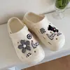 Sapatos Fofos de Ursinho com Furos Sandálias Femininas Chinelos de Uma Tira para Uso Externo Feminino Sapatos de Praia Sandálias para Casa Calçados Femininos Chinelos de Bico Fechado
