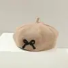 Boina beret em formato de chapéu tridimensional para outono e inverno, chapéu de pintor de lã espessa, chapéu de botão decorativo com laço fofo, pequeno estilo para o rosto
