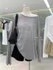 Camiseta Feminina Estilo Preguiçoso Estampa de Letras de Espuma Decote Assimétrico Manga Longa Proteção Solar Fina para Primavera e Verão