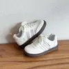 Zapatillas de entrenamiento estilo coreano con lunares, marca alemana, para niñas, nueva colección primavera/otoño 2026, zapatillas blancas con cordones y suela plana, zapatos casuales versátiles para estudiantes