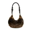 Bolsa de Ombro de Pelúcia Portátil com Contas de Madeira Nova para Outono e Inverno Transfronteiriça de Alto Valor Moda Versátil Bolsa Peluda Feminina Fofa de Mão
