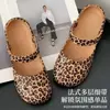 Tamancos de balé com estampa de leopardo retrô cruzada, sandálias de verão femininas sem cadarço, casuais e versáteis, perfeitas para o dia a dia