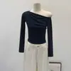 Camiseta de Manga Longa com Ombro Inclinado em Lyocell Tencel para Mulheres 2025 Verão Novo Chic Coreano Chic Top Decotado