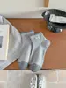 Nuevos calcetines para mujer Primavera/Verano 2026 con etiqueta de tela, diseño de cachorro, borde de encaje, borde acanalado de bloques de color, estilo coreano sin costuras, calcetines de media caña estilo universitario