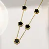 Conjunto Europeu e Americano de Moda Transfronteiriça em Aço Inoxidável com Brincos, Pulseira e Colar de Trevo da Sorte de Cinco Folhas para Mulheres, Clássico de Luxo Leve