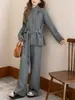 Conjunto de Tricô Estilo Vintage para Mulheres 2026 Outono/Inverno Novo Suéter com Gola Alta e Cinto + Calça Wide Leg de Cintura Alta Conjunto de Duas Peças