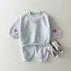 Conjunto de Moletom com Capuz e Calça de Moletom Estilo Coreano Ins para Crianças Dopamina Outono Inverno Novo Bordado Estampa de Letra Coração Conjunto de Duas Peças