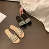 Impresionantes sandalias planas para mujer, nuevo estilo de verano 2026, elegantes y adecuadas para combinar con faldas, sandalias de playa de moda con estampado de letras para mujer