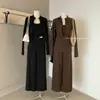 Colección Otoño 2026: Conjunto casual de tres piezas para mujer de alta gama con pantalones anchos en color negro y café, que incluye una chaqueta elegante y sencilla y un top de tirantes.