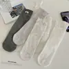 Calcetines Delgados de Malla Color Blanco Frío-Gris Estilo Coreano con Bordes Fruncidos, Moño, Etiqueta de Tela Rayada, Largo hasta la Media Pantorrilla, Algodón, Sin Costuras