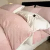 Conjunto de cama retro estilo francês, de quatro peças em veludo de leite espesso para outono e inverno, com padrões esculpidos tridimensionais e forro de fleece dupla face.