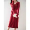 Vestido Novo de Gola V Outono/Inverno 2026, Vestido Suéter de Tricô Solto Acima do Joelho, Vestido Longo para Usar Sob um Casaco, Vestido Suéter