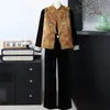 Novo conjunto de mãe estilo chinês com jaqueta colete de veludo dourado, novo modelo 2026, conjunto tradicional chinês de três peças de alta qualidade para mulheres de meia-idade e idosas