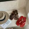 Primeiro Encontro com as Sandálias de Dedo Versáteis de Salto Baixo Estampadas de Leopardo da Ji Fang