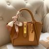 Bolsa de Mão com Textura de Luxo Feminina 2024 Nova Nicho Bolsa Saco de Ombro Transversal Cesta de Legumes Bolsa Tote para o Trabalho