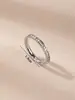 Fabricante vende anillos de plata de alta gama con pedrería, nuevos y elegantes accesorios para la mano 2026, anillos únicos de nicho para mujer