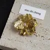 Broche de Flor Dorada Tridimensional de Lujo Ligero Transfronterizo con Acabado de Alta Gama, Pin Estilo Pasarela, Diseño de Nicho para Trajes y Abrigos