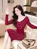 Falda interior elegante ajustada de punto para otoño e invierno, vestido de punto, falda de longitud media a rayas que realza la figura, estilo ligeramente maduro