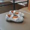 Sapatos Princesa Fechados Vazados Moda Infantil 2026 Primavera/Verão Novos Versáteis Sapatos de Cristal para Meninas Sapatos Mary Jane