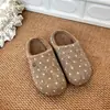 Chinelos de Algodão Artísticos com Bolinhas Estilo Retrô para Mulheres 2026 Outono/Inverno Novo Estilo Coreano Preguiçoso Meio Chinelo Peludo Versátil para Exterior
