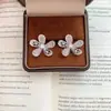 Brincos de Zircônia Pérola Florais Vazados Azuis para Mulheres Brincos de Tarraxa Super Bonitos 2026 Novo Estilo Quente Joia de Orelha com Sensação de Alto Padrão