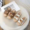 Sandalias para Niños 2025 Otoño Nuevo Estilo Niños y Niñas Versión Coreana de Una Tira Zapatos de Playa Hebilla Metálica con Forma de Sol Sandalias Birkenstock