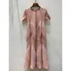 Vestido plissado Vestido longo feminino Temperamento Senso de alta qualidade Verão Novo Miyake Vestido Flor de Botão Francesa Vestido Huffy Atacado