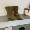 Botas de cano médio com cadarço e bico fino estilo retrô de nicho 2026 novas botas de inverno femininas emagrecedoras de salto baixo pretas botas curtas da moda