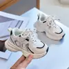 Sapatos de Pai para Crianças Primavera/Outono 2026 Malha Respirável Unissex Calçados Esportivos Velcro Solado Macio Tênis de Corrida para Crianças Pequenas