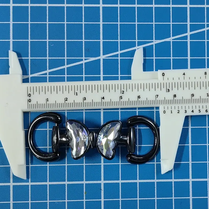 Z22620枪色中水钻蝴蝶拉皮扣8.jpg