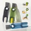 Uma ferramenta de limpeza versátil, três em um, com escova para copos, escova com tampa de microfibra e escova para garrafas, projetada para a limpeza completa e higiênica de garrafas de água reutilizáveis e acessórios relacionados.